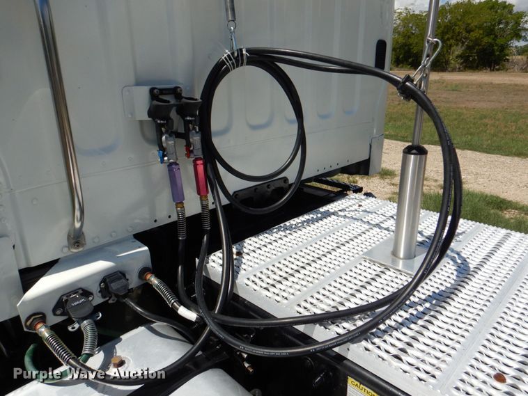 image for item DR2020 2007 Freightliner M2  semi truck