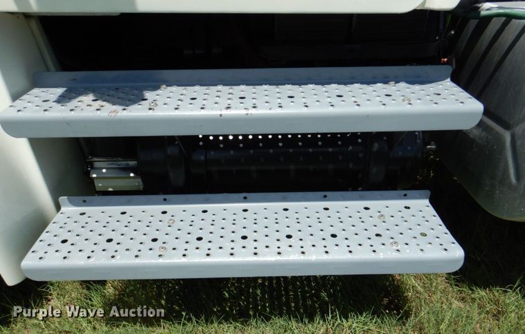 image for item DR2020 2007 Freightliner M2  semi truck