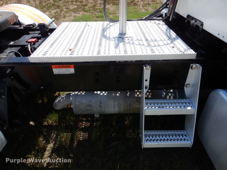 image for item DR2020 2007 Freightliner M2  semi truck