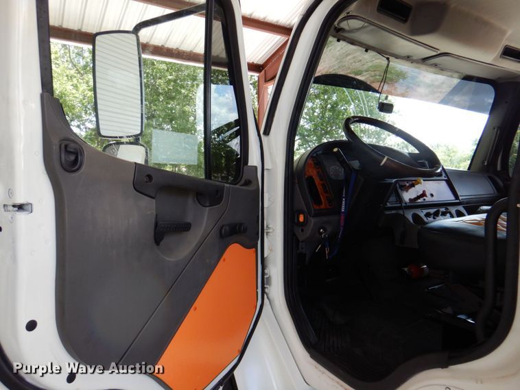 image for item DR2020 2007 Freightliner M2  semi truck