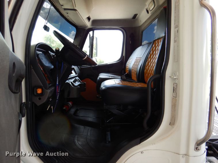 image for item DR2020 2007 Freightliner M2  semi truck