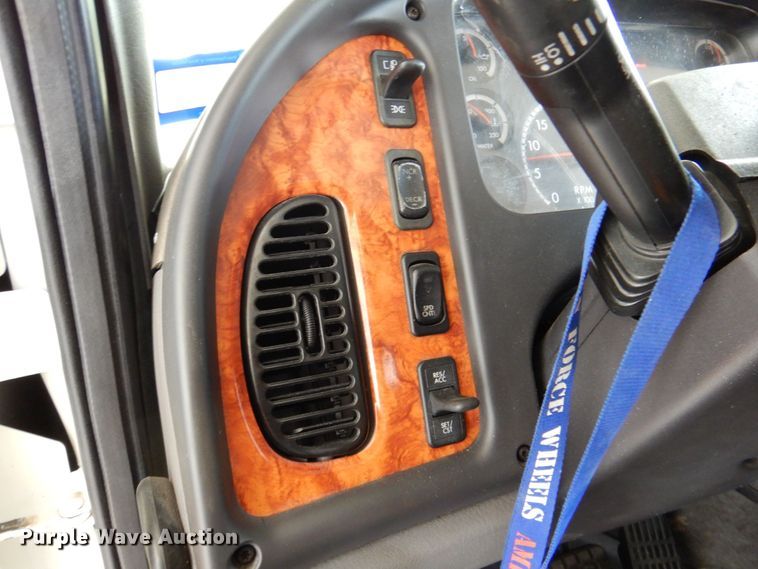 image for item DR2020 2007 Freightliner M2  semi truck