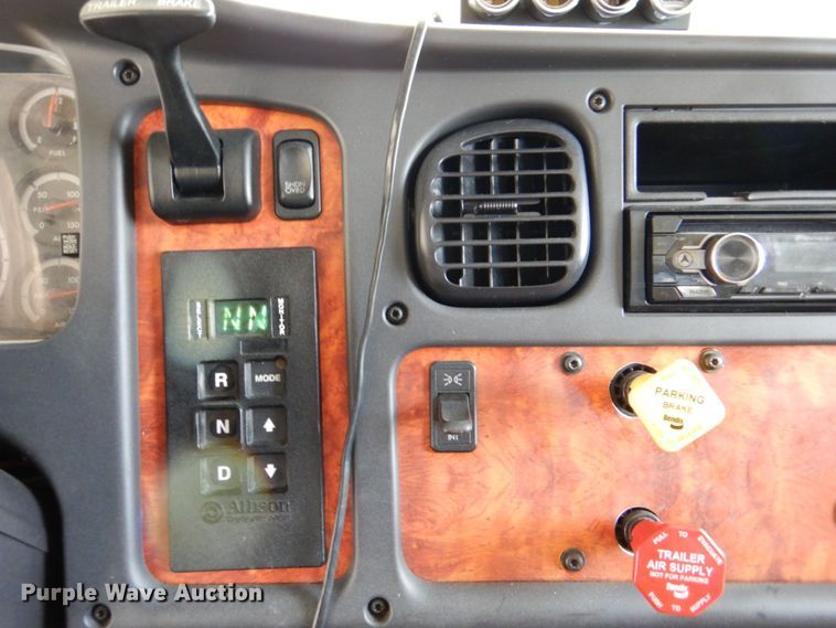 image for item DR2020 2007 Freightliner M2  semi truck