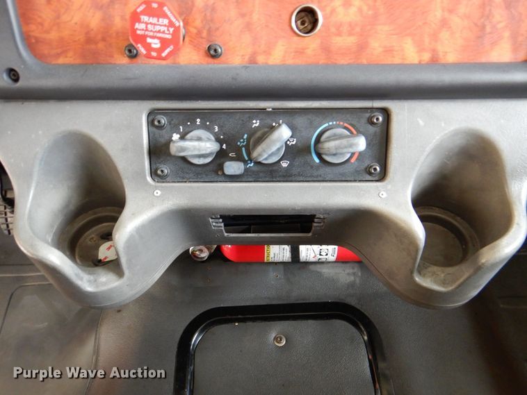 image for item DR2020 2007 Freightliner M2  semi truck