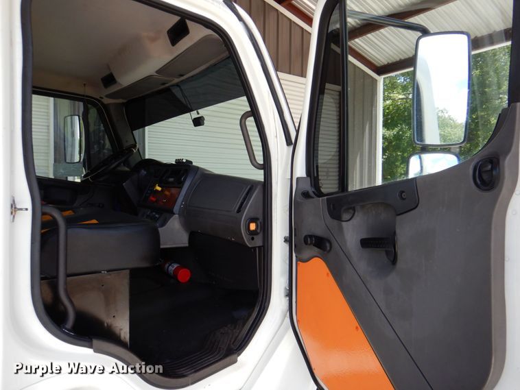 image for item DR2020 2007 Freightliner M2  semi truck