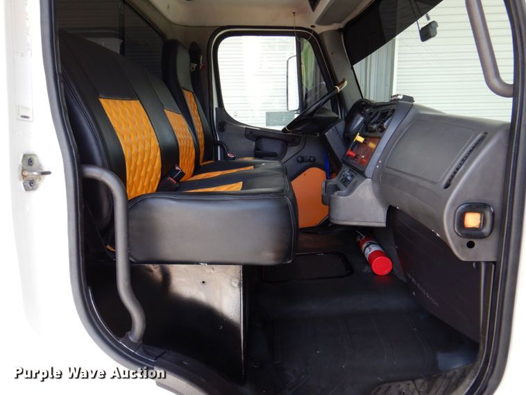 image for item DR2020 2007 Freightliner M2  semi truck