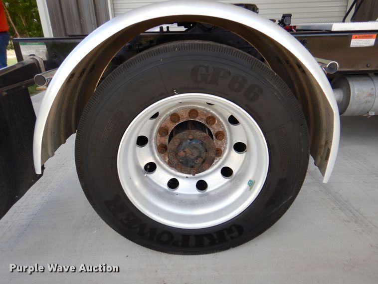 image for item DR2020 2007 Freightliner M2  semi truck