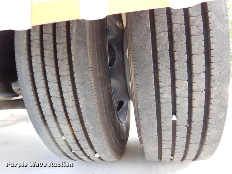 image for item DR2020 2007 Freightliner M2  semi truck