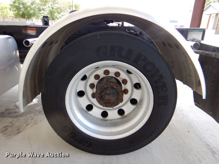 image for item DR2020 2007 Freightliner M2  semi truck