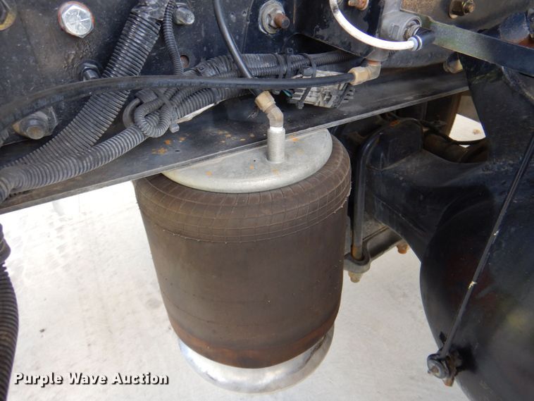 image for item DR2020 2007 Freightliner M2  semi truck