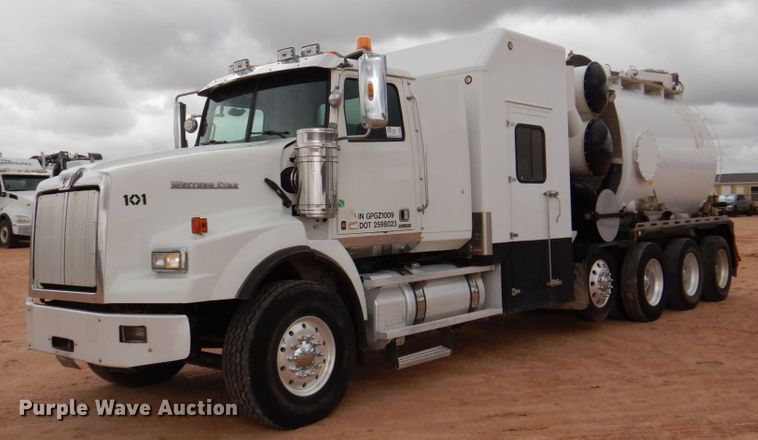 image for item DR2022 2016 Western Star 4900EX  tri-drive hydrovac truck