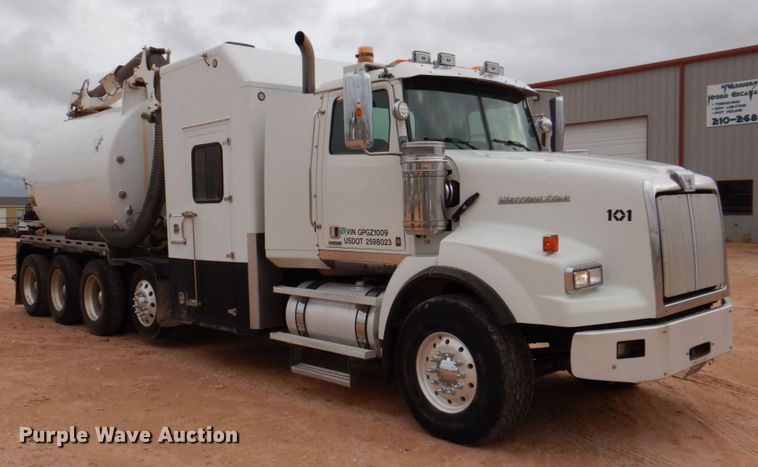 image for item DR2022 2016 Western Star 4900EX  tri-drive hydrovac truck