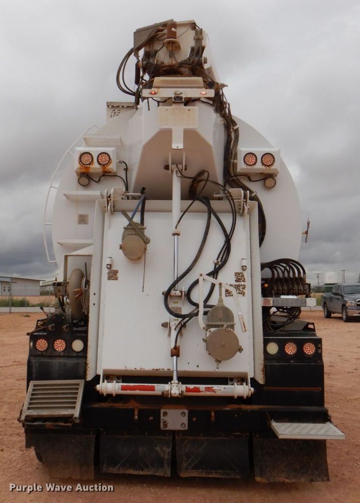 image for item DR2022 2016 Western Star 4900EX  tri-drive hydrovac truck