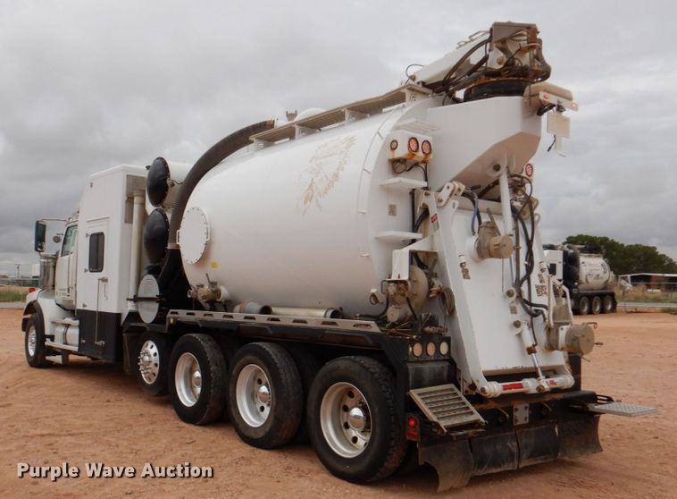 image for item DR2022 2016 Western Star 4900EX  tri-drive hydrovac truck