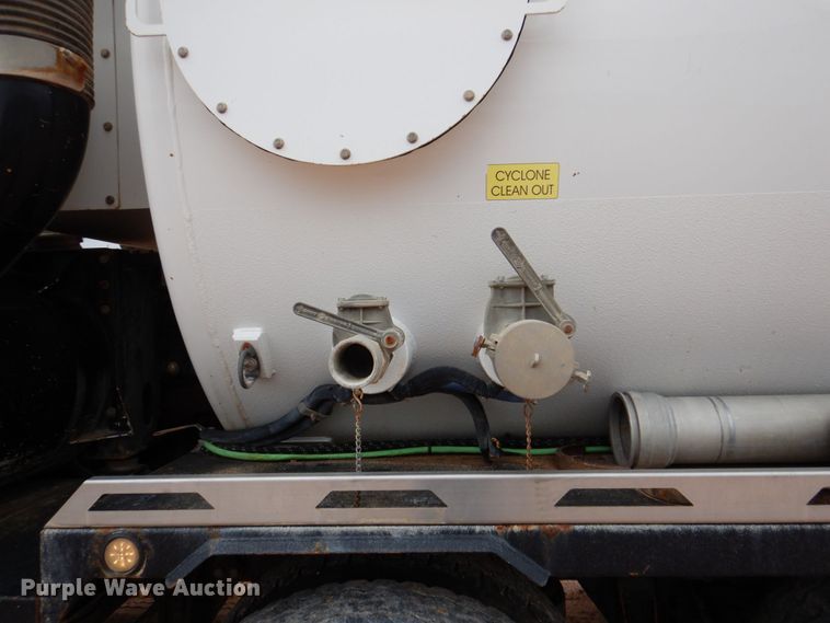 image for item DR2022 2016 Western Star 4900EX  tri-drive hydrovac truck