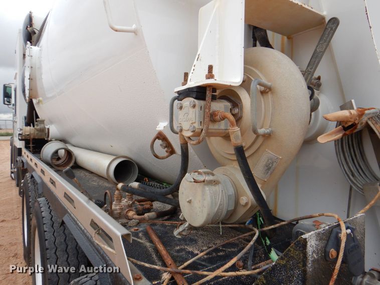 image for item DR2022 2016 Western Star 4900EX  tri-drive hydrovac truck