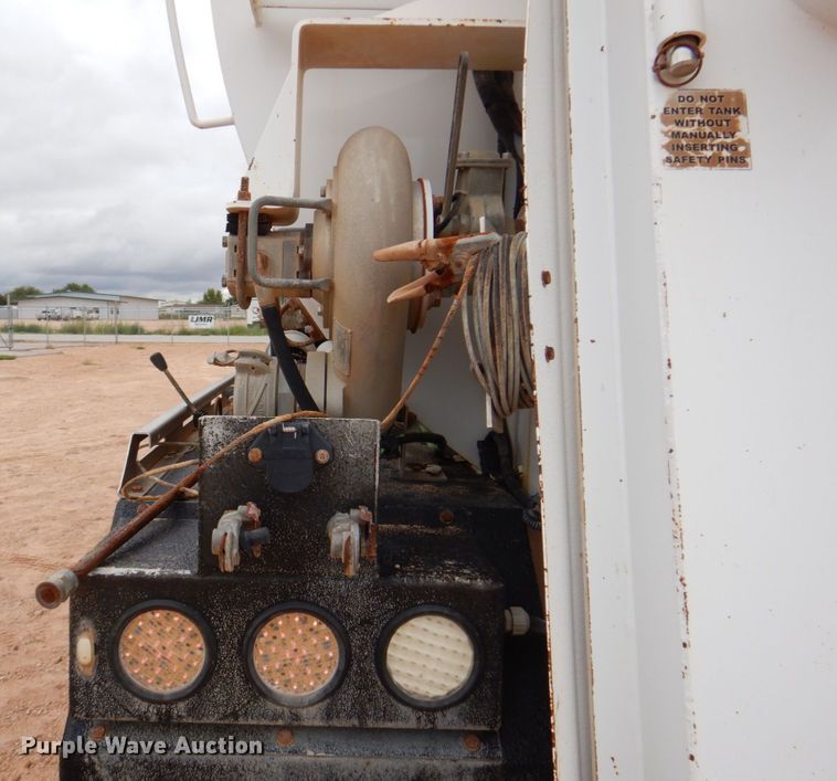 image for item DR2022 2016 Western Star 4900EX  tri-drive hydrovac truck