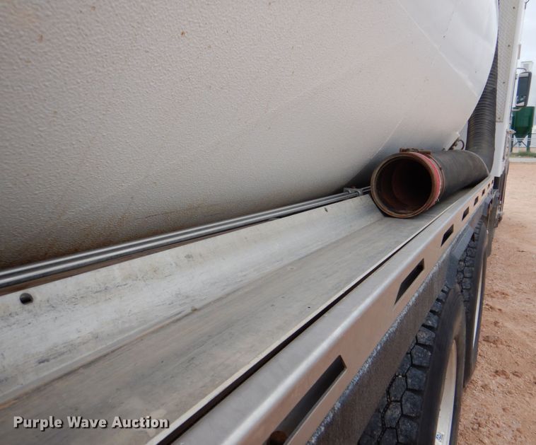 image for item DR2022 2016 Western Star 4900EX  tri-drive hydrovac truck