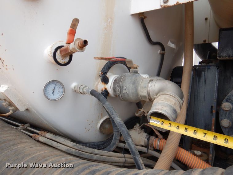 image for item DR2022 2016 Western Star 4900EX  tri-drive hydrovac truck