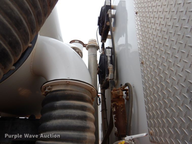 image for item DR2022 2016 Western Star 4900EX  tri-drive hydrovac truck