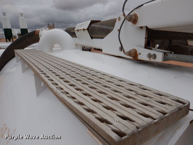 image for item DR2022 2016 Western Star 4900EX  tri-drive hydrovac truck