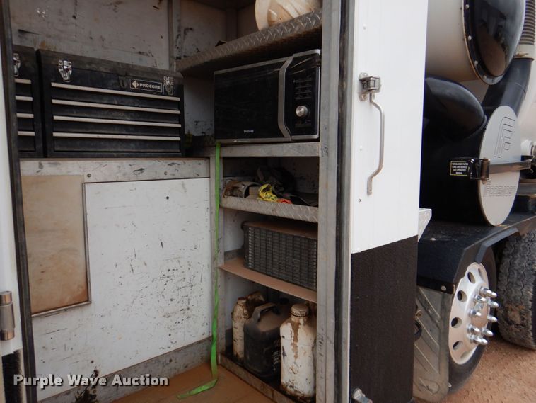 image for item DR2022 2016 Western Star 4900EX  tri-drive hydrovac truck