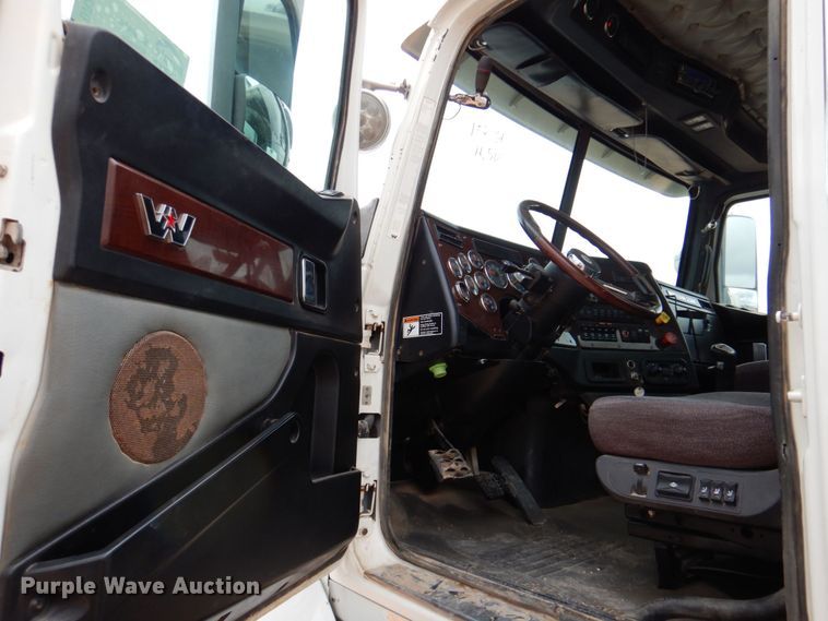 image for item DR2022 2016 Western Star 4900EX  tri-drive hydrovac truck