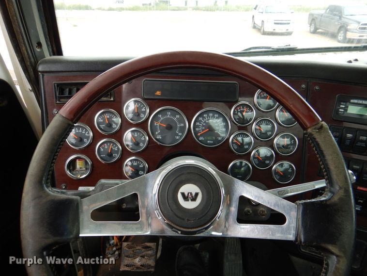 image for item DR2022 2016 Western Star 4900EX  tri-drive hydrovac truck