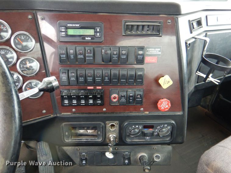 image for item DR2022 2016 Western Star 4900EX  tri-drive hydrovac truck