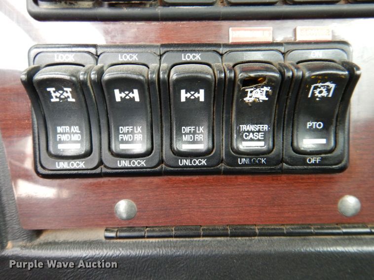 image for item DR2022 2016 Western Star 4900EX  tri-drive hydrovac truck