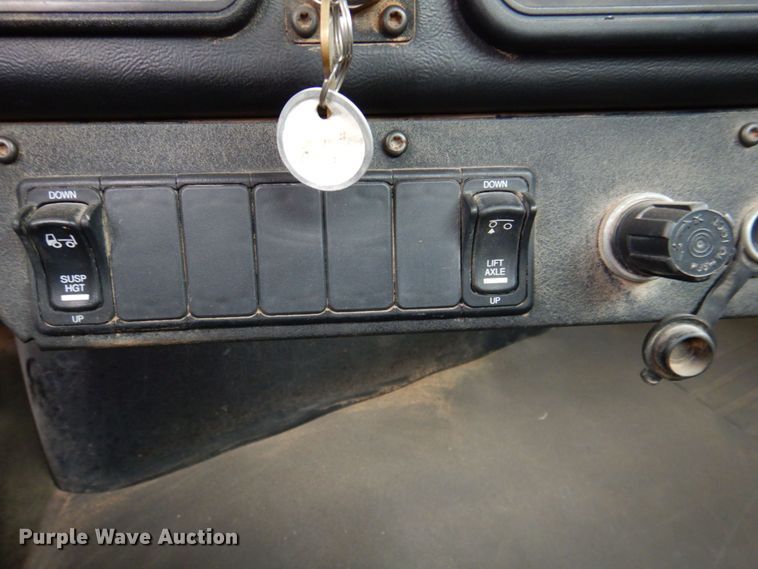 image for item DR2022 2016 Western Star 4900EX  tri-drive hydrovac truck