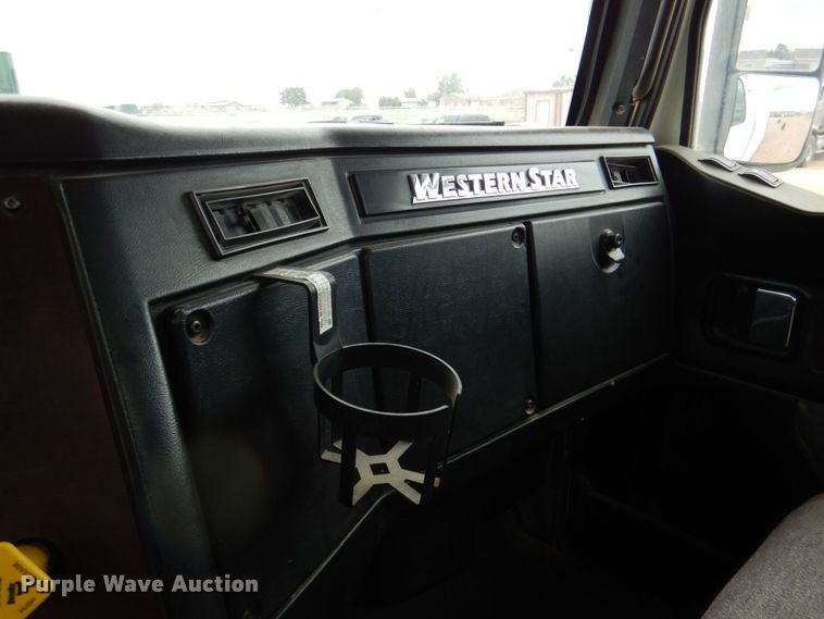 image for item DR2022 2016 Western Star 4900EX  tri-drive hydrovac truck