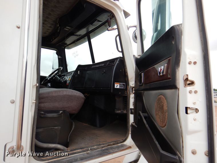 image for item DR2022 2016 Western Star 4900EX  tri-drive hydrovac truck