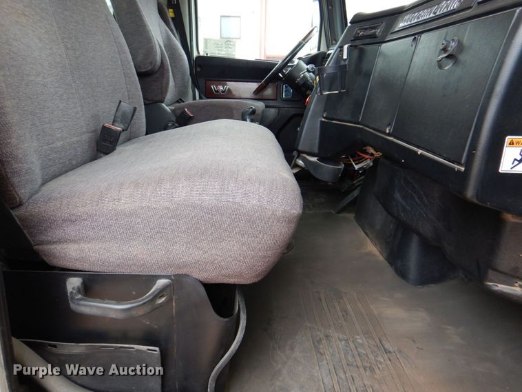 image for item DR2022 2016 Western Star 4900EX  tri-drive hydrovac truck