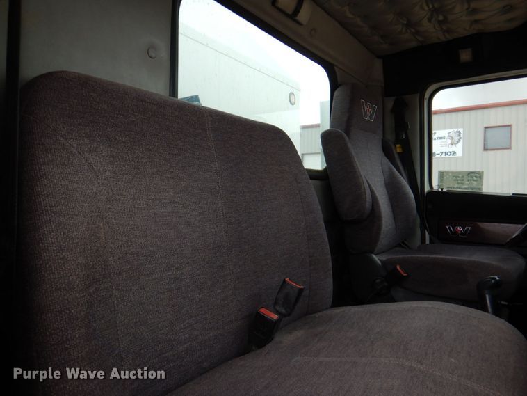 image for item DR2022 2016 Western Star 4900EX  tri-drive hydrovac truck