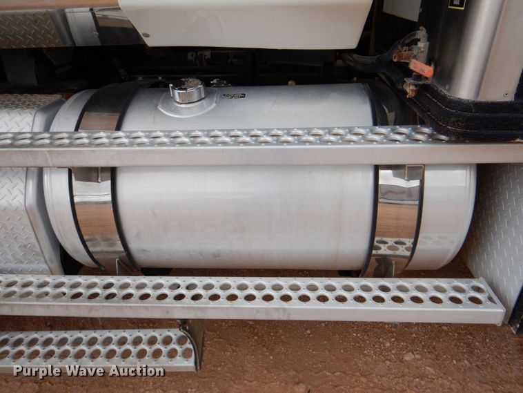 image for item DR2022 2016 Western Star 4900EX  tri-drive hydrovac truck