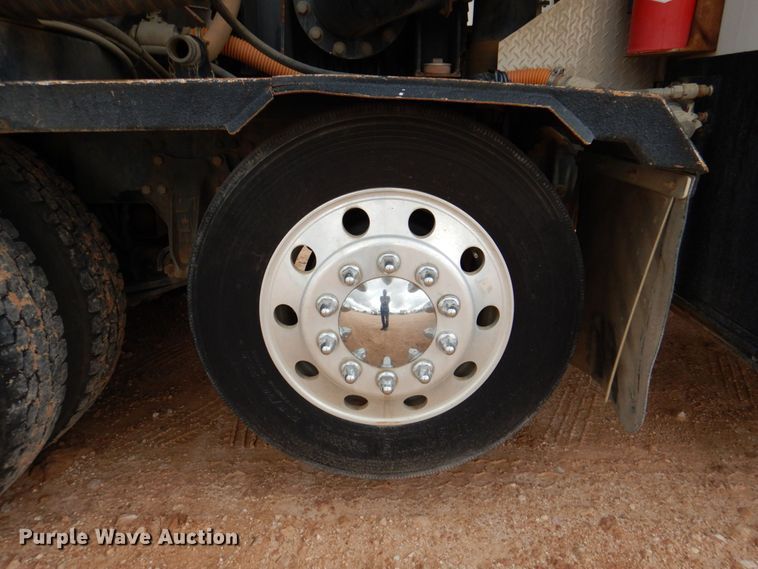 image for item DR2022 2016 Western Star 4900EX  tri-drive hydrovac truck