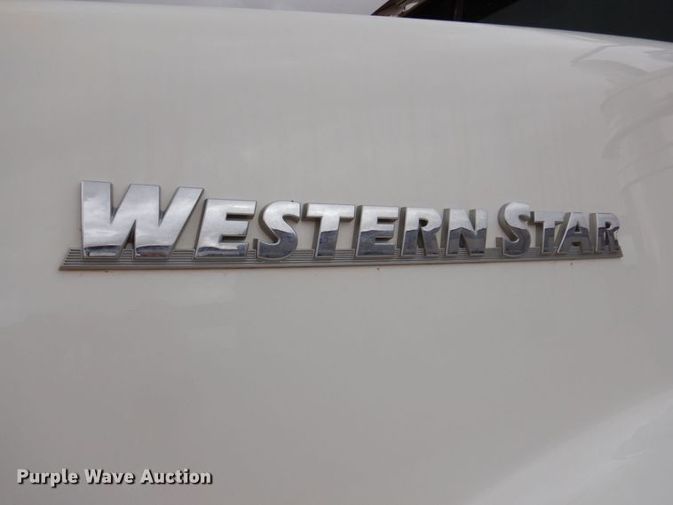 image for item DR2022 2016 Western Star 4900EX  tri-drive hydrovac truck