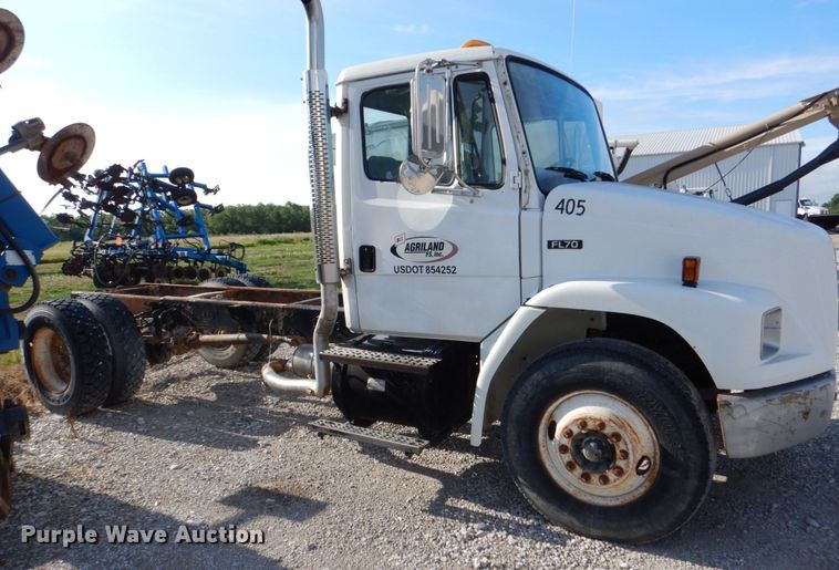 image for item DS8129 1999 Freightliner FL70  truck cab and chassis