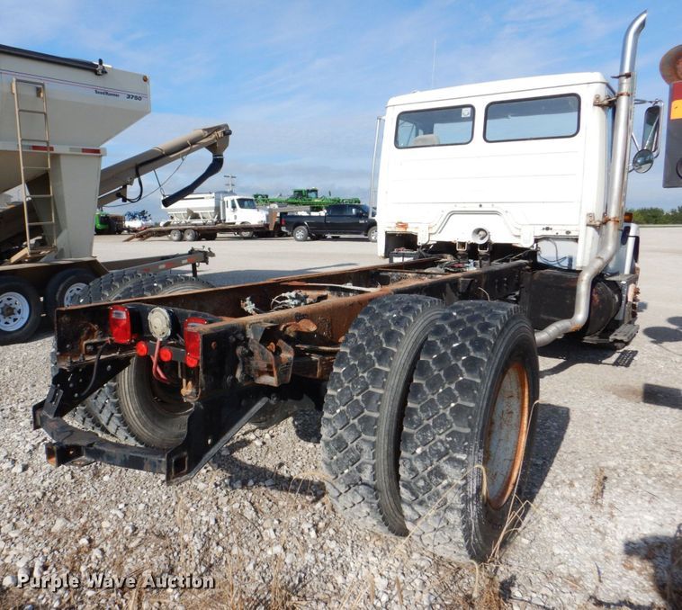 image for item DS8129 1999 Freightliner FL70  truck cab and chassis
