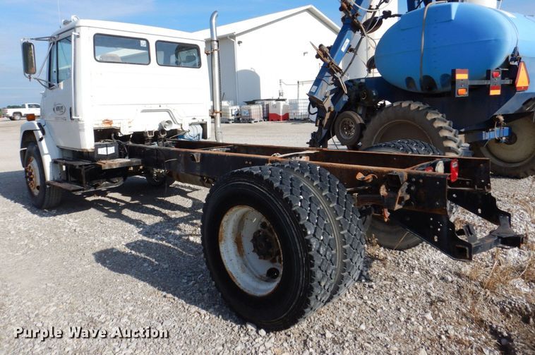 image for item DS8129 1999 Freightliner FL70  truck cab and chassis