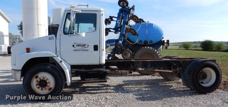 image for item DS8129 1999 Freightliner FL70  truck cab and chassis