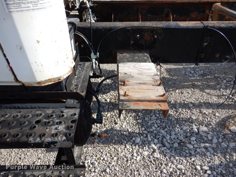 image for item DS8129 1999 Freightliner FL70  truck cab and chassis