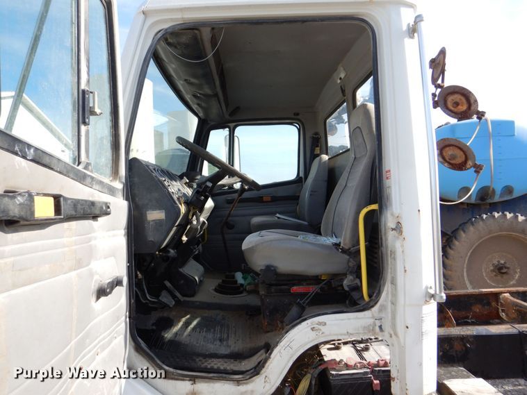 image for item DS8129 1999 Freightliner FL70  truck cab and chassis