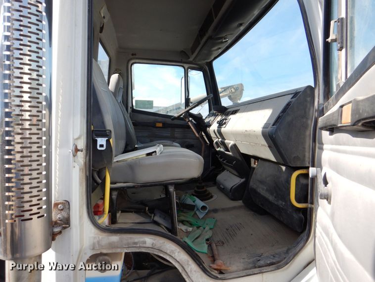image for item DS8129 1999 Freightliner FL70  truck cab and chassis