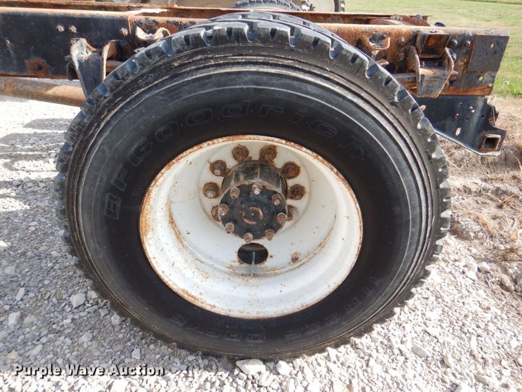 image for item DS8129 1999 Freightliner FL70  truck cab and chassis