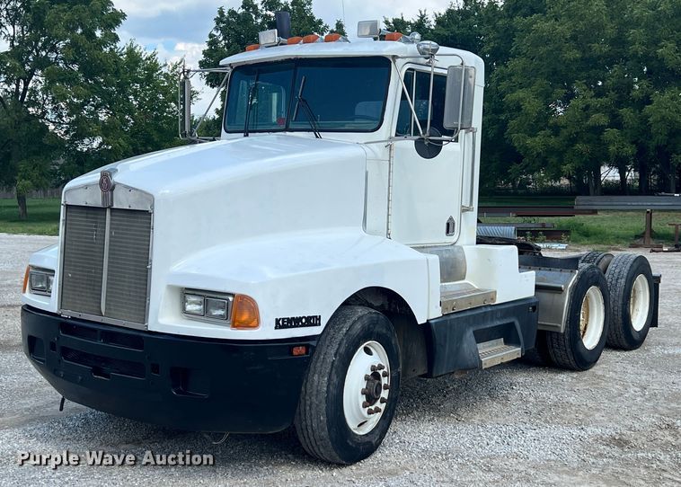 image for item IA9008 1987 Kenworth T600  semi truck