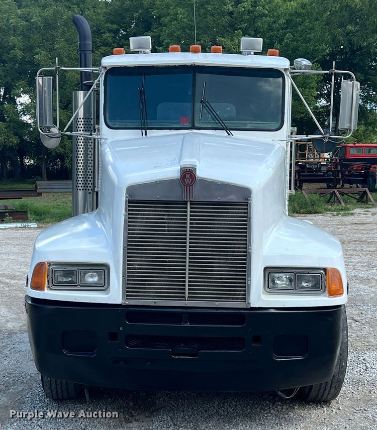 image for item IA9008 1987 Kenworth T600  semi truck