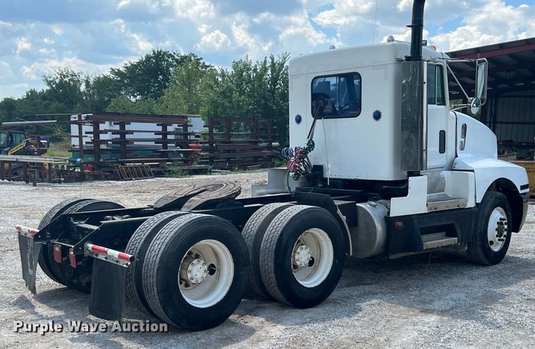 image for item IA9008 1987 Kenworth T600  semi truck