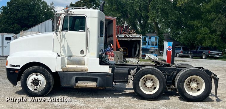 image for item IA9008 1987 Kenworth T600  semi truck